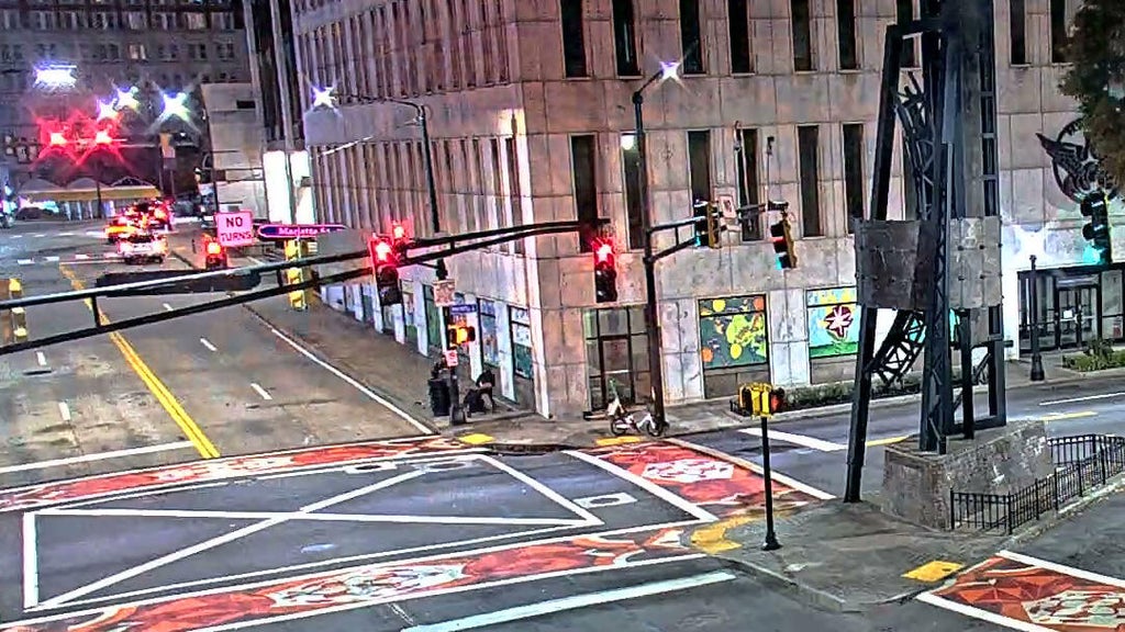 Police searching for suspects after man robbed and attacked in downtown Atlanta — Roswell Business news